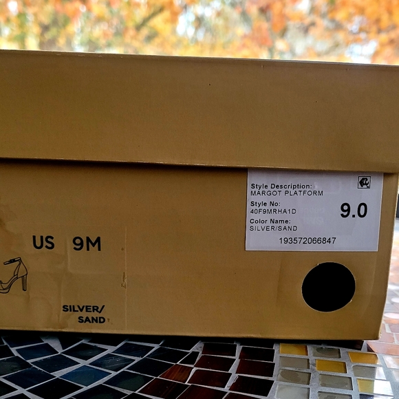 Michael Kors Margot Platform - Picture 5 of 7